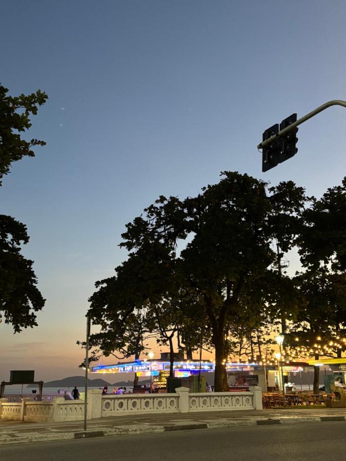 Apartamento na Quadra da Praia no canal 6 com Roupa de Cama e banho - Chambres d’hôtes Santos