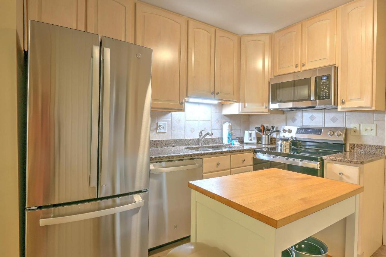 Fiddler's Cove Retreat - Top-Floor Beach Condo Pool Walk to Shore - B&B Hilton Head Island
