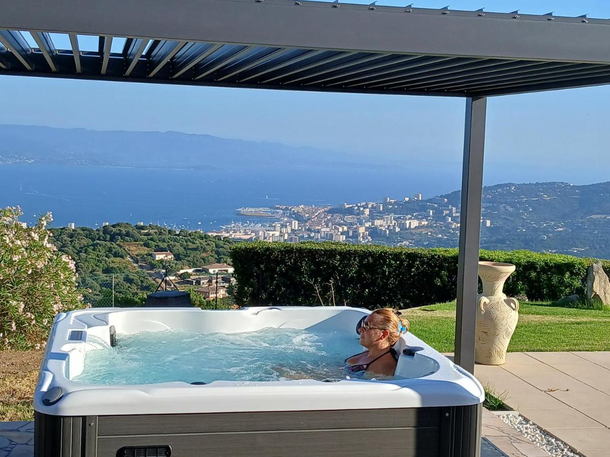 Gîtes Sassone, piscine, jacuzzi et vue mer panoramique sur Ajaccio - B&B