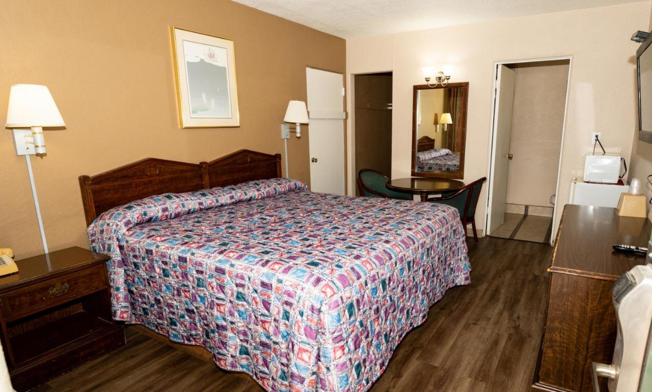 Zimmer mit Kingsize-Bett