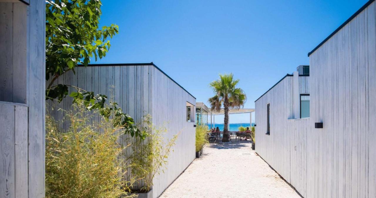 Villa Luna Mare Ferienhaus mit Terrasse & Poolnähe, direkt am Meer - Ferienwohnung Privlaka