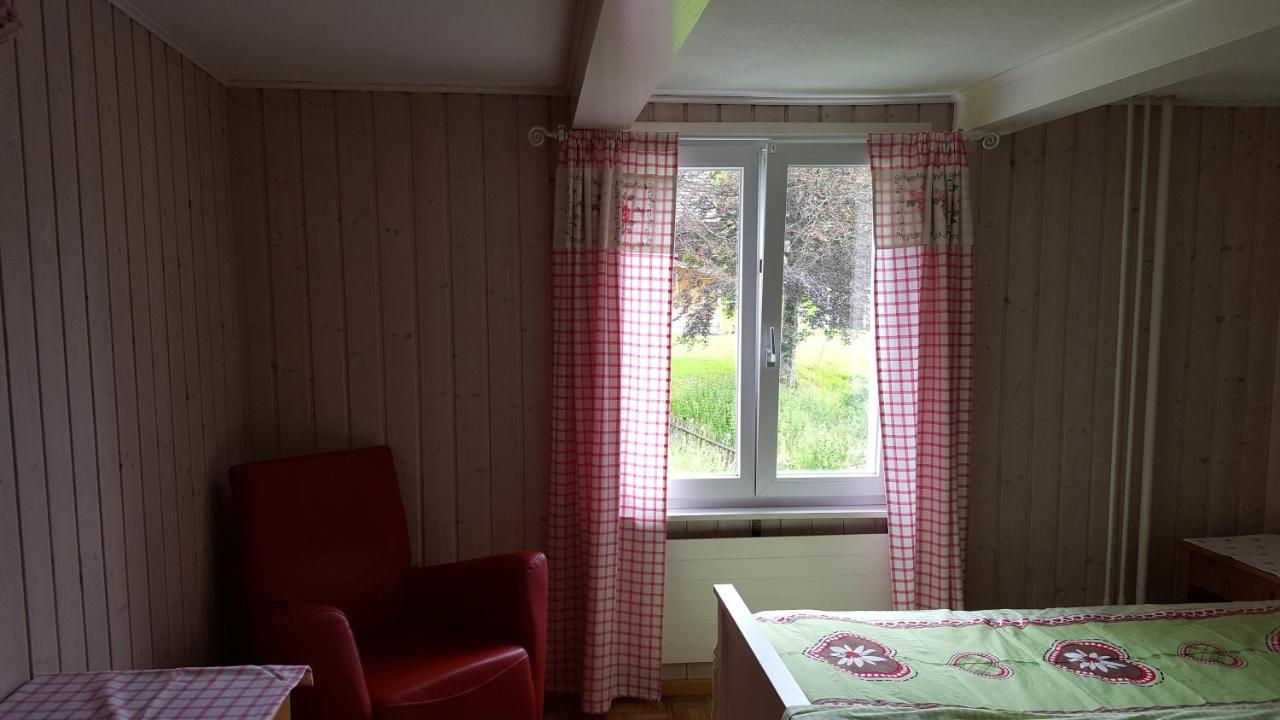Tweepersoonskamer met 2 Aparte Bedden en Douche