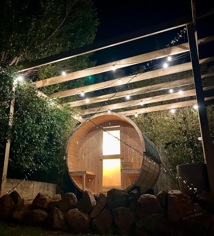 Valley View Home - Barrel Sauna, Woodfired Pizza Oven, Firepit, Kids Playset - B&B