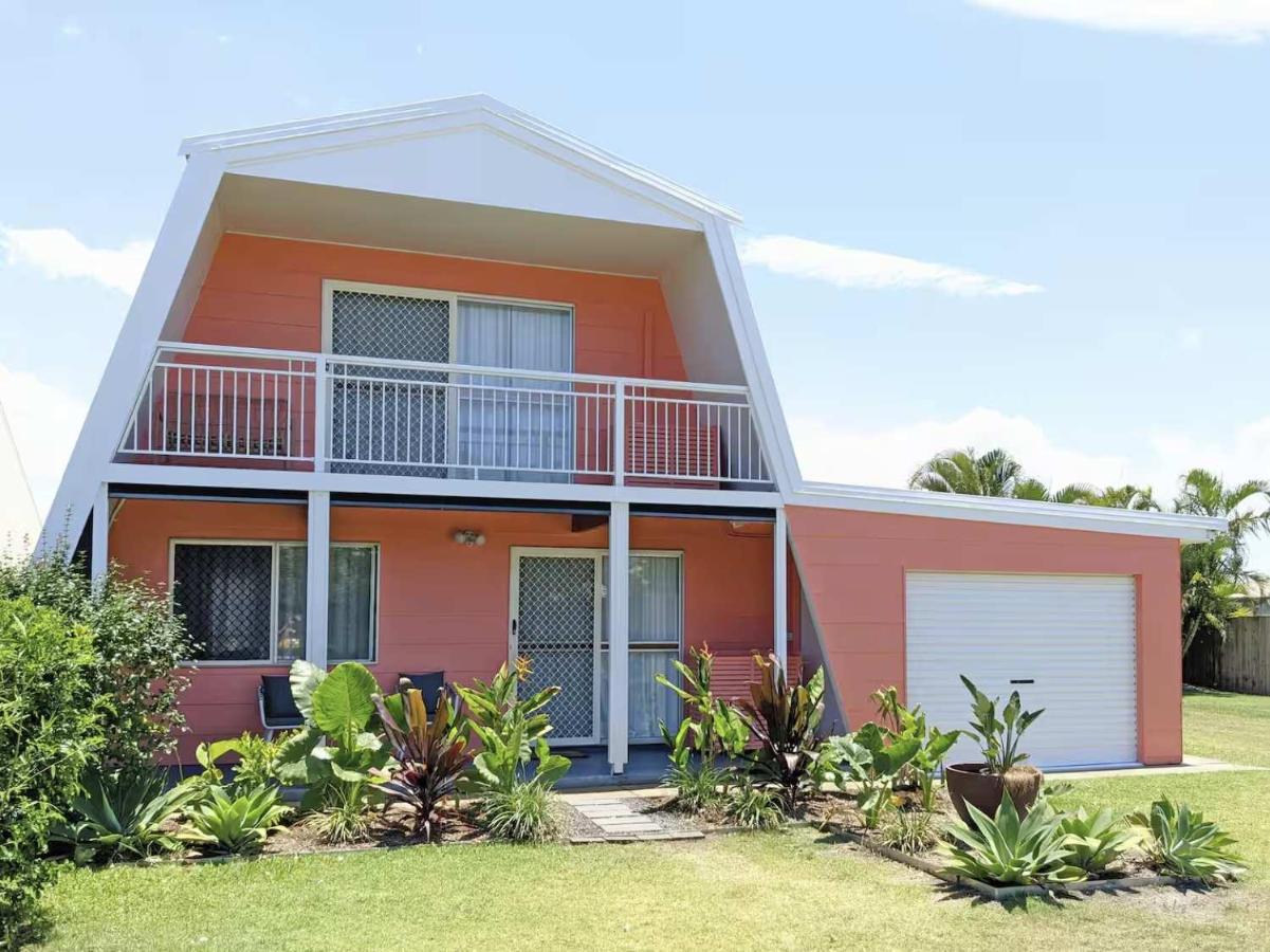 Central Bargara Beach Bungalow by UG - Bed and Breakfast Bargara