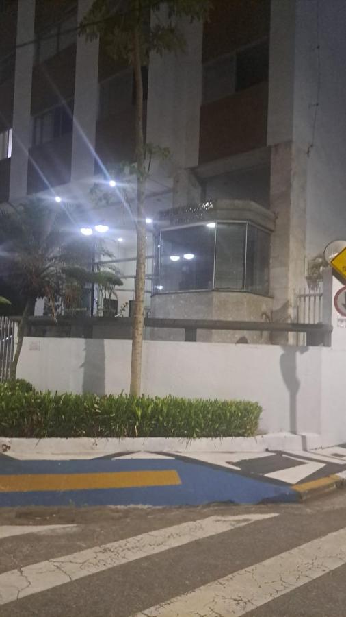 Apto a 25 metros areia PITANGUEIRAS Vista mar 4 quartos 3 banheiros 1 vaga carro Serviço de praia - Chambres d’hôtes Guarujá