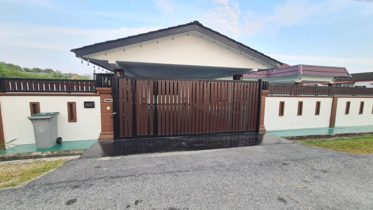 NEW LAUNCH!!! Aurora Hideaway Villa 35pax 7R7B PRIVATE POOL, KTV, BBQ, ARCADE GAMES, 5min to BEACH - Ferienwohnung Port Dickson