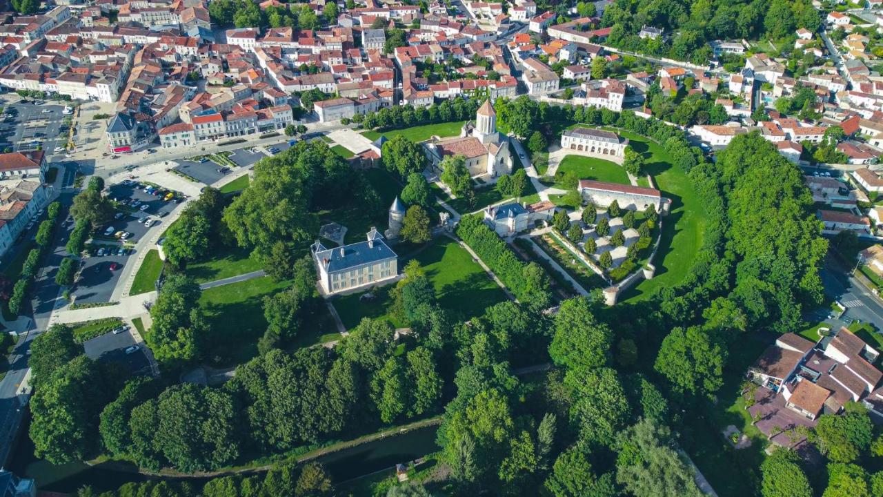 El Castillo Face au Château et Climatisé - B&B Surgères
