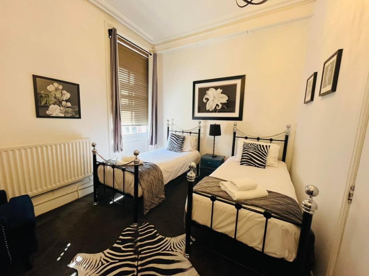 Budget Twin Room with Private External Bathroom