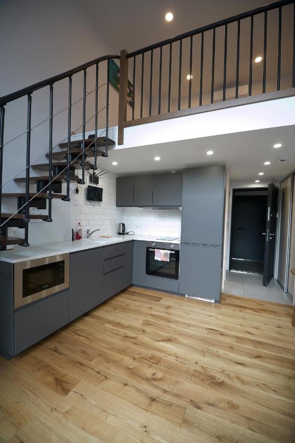KgB - 32, Stylish City Apartment - 10 mins walk to Old Town - Chambres d’hôtes Vilnius