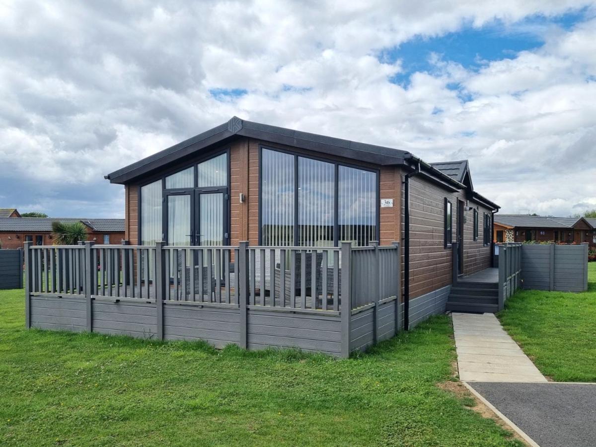 Cedar 36 Hot Tub - Bed and Breakfast Garton