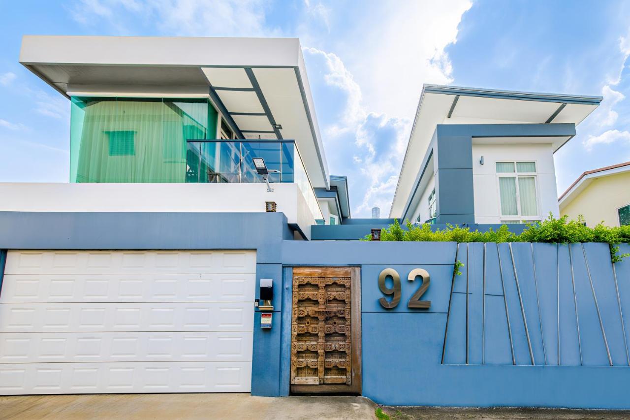 Luxury Pure Modern Pool Villa 5Bed KTV Gym Nr BTS&Central - Bed and Breakfast Bangkok