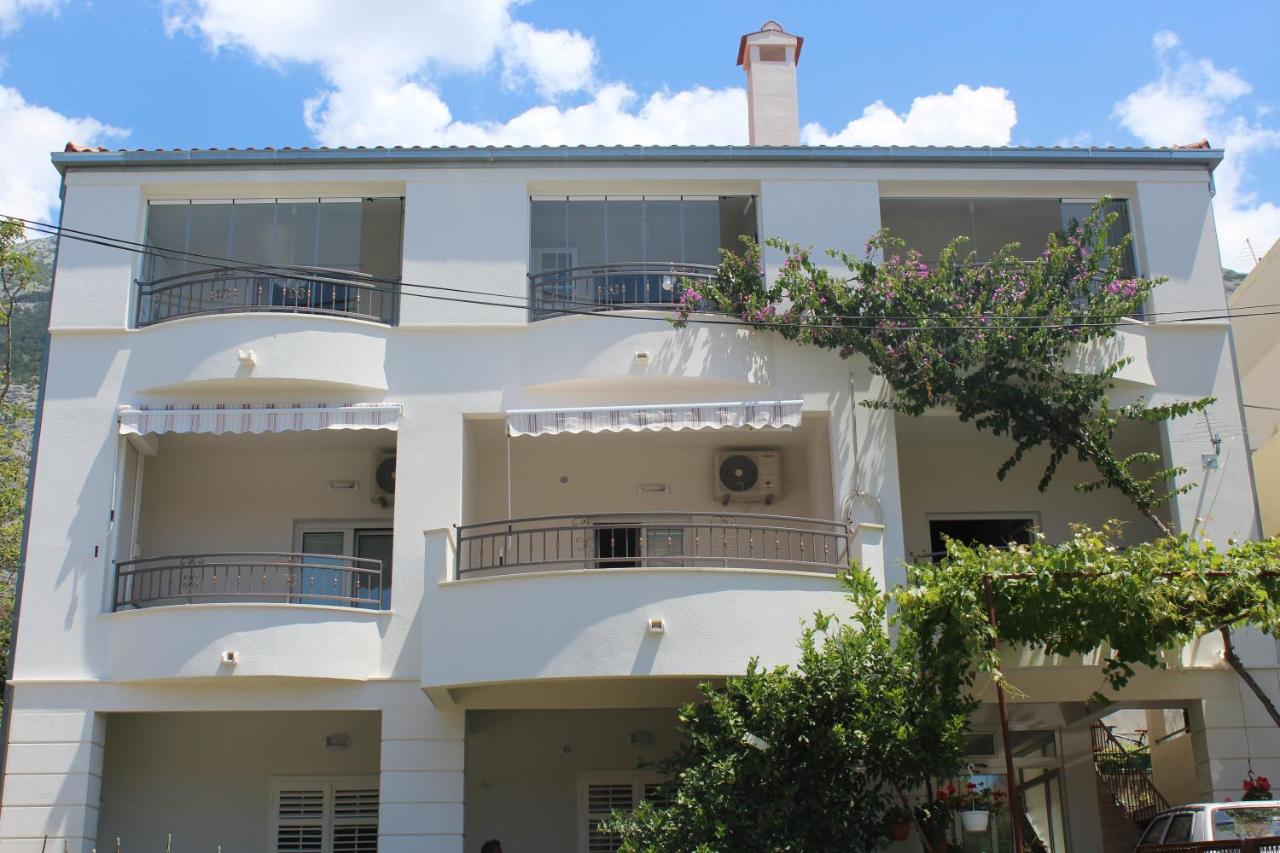 Apartments Adriona with parking - B&B