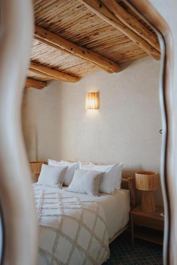 Habitación con cama grande y vistas al mar