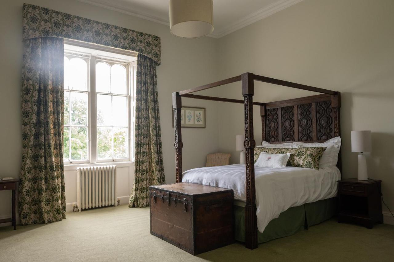 Zimmer mit Queensize-Bett und Gemeinschaftsbad