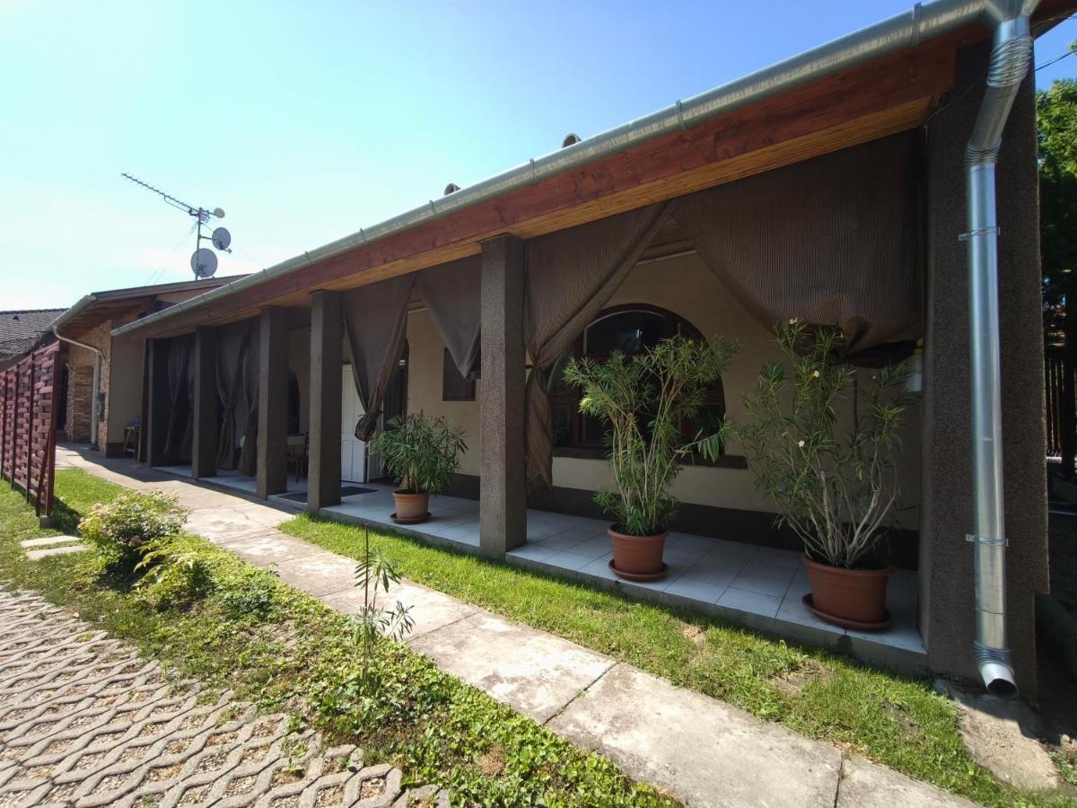 Anna Vendégház - B&B Kápolnásnyék