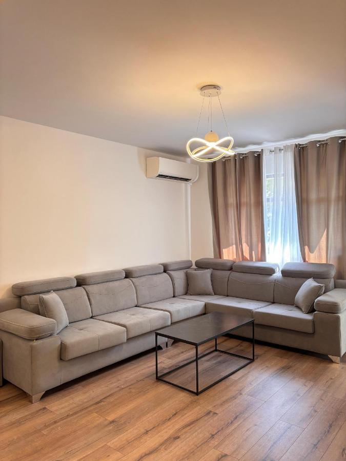 Alvaros Apartment - Bed and Breakfast Tirana