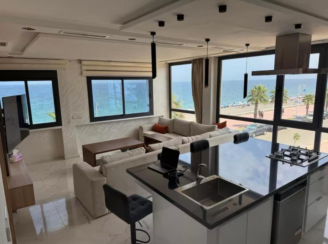 New 2025, Front beach flat, Newly renovated - B&B Oued Laou