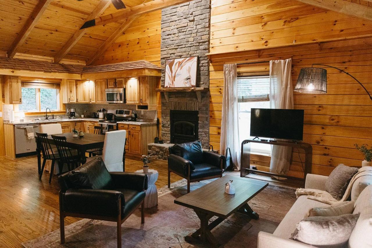 "Alpine Hills" Cozy Hideaway RRG Cabin w/ Hot Tub - B&B Stanton