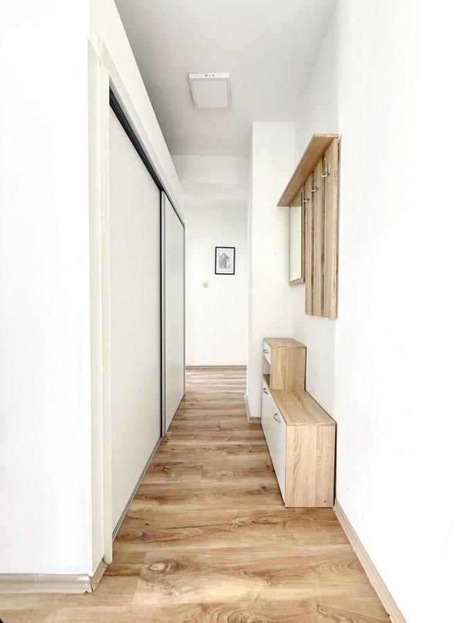 Stefea Apartment - Spacious 68 m - 5 Min Walk to Center - Free Street Parking - B&B