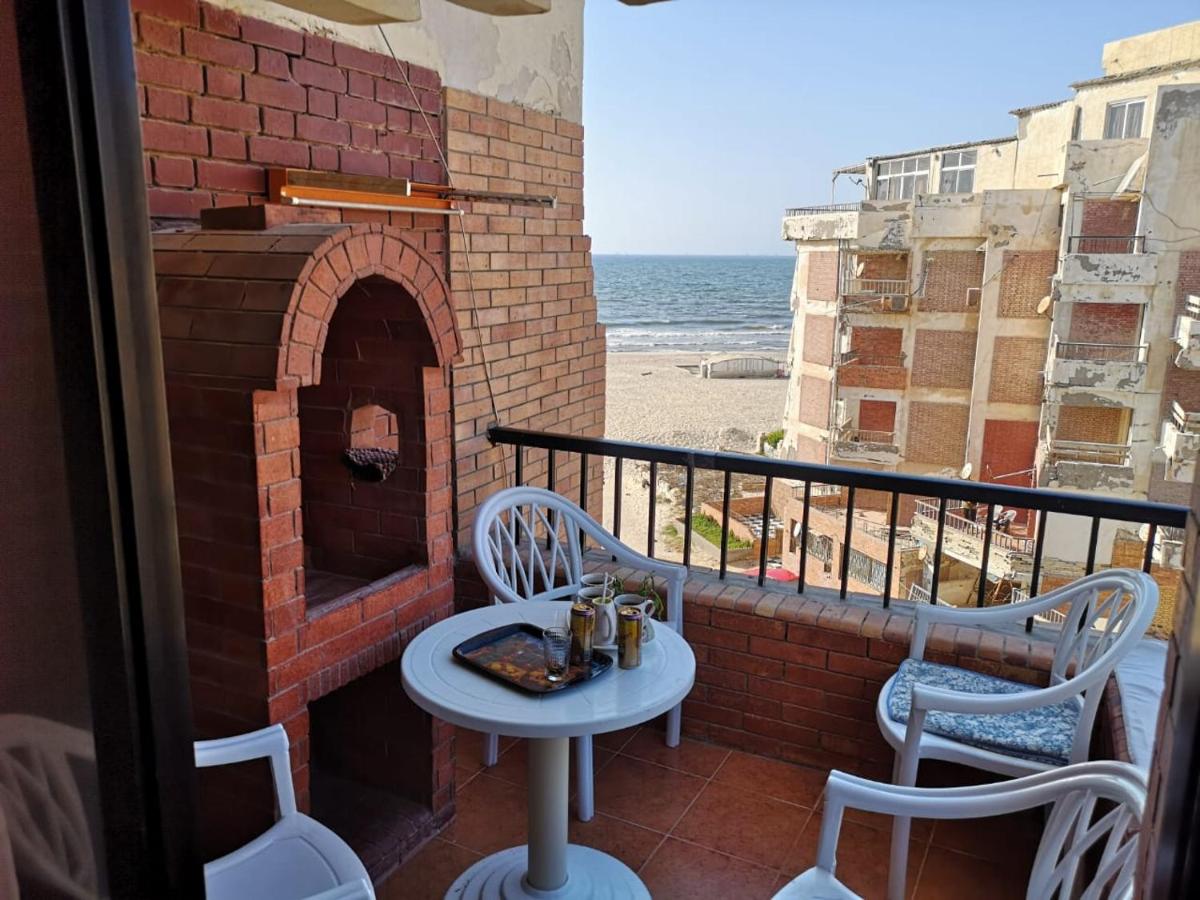 Sea Front Chalet Alexandria el agmy - Bitach - B&B Alexandria