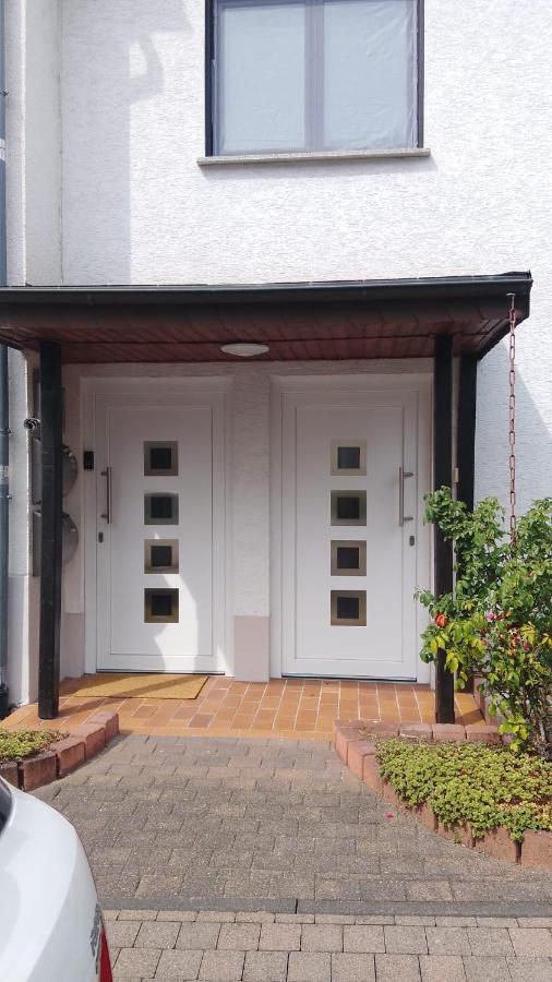DANESSI-Business-Apartment, 2 Minuten zum Industriegebiet M-K, 10 Minuten nach Koblenz, WLAN, King Size TV Bett, Vollausgestattete Küche mit Ninja Heißluft uvm - B&B