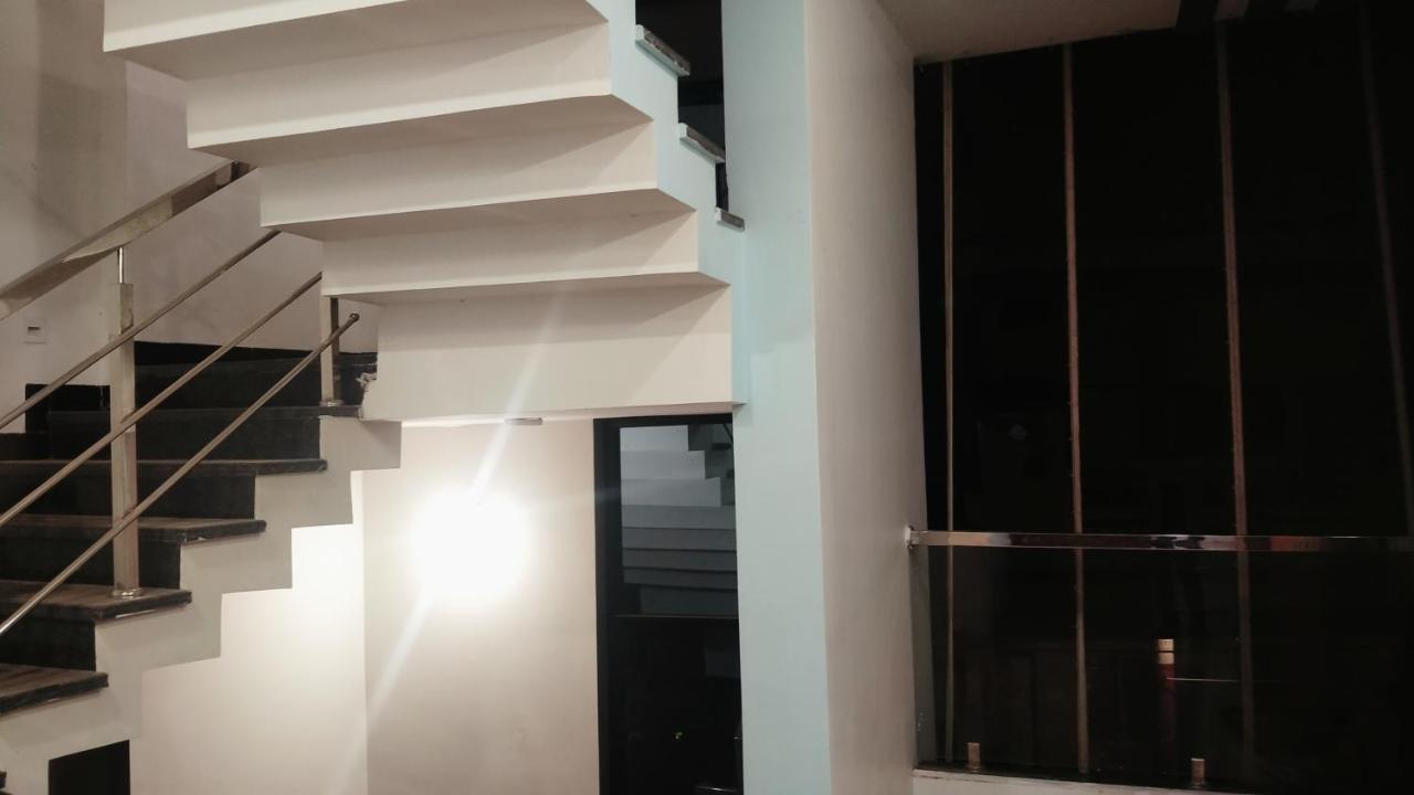 Shreeram Guest House Ujjain -Family AC Rooms -Near Mahakaleshwar temple - B&B Ujjain