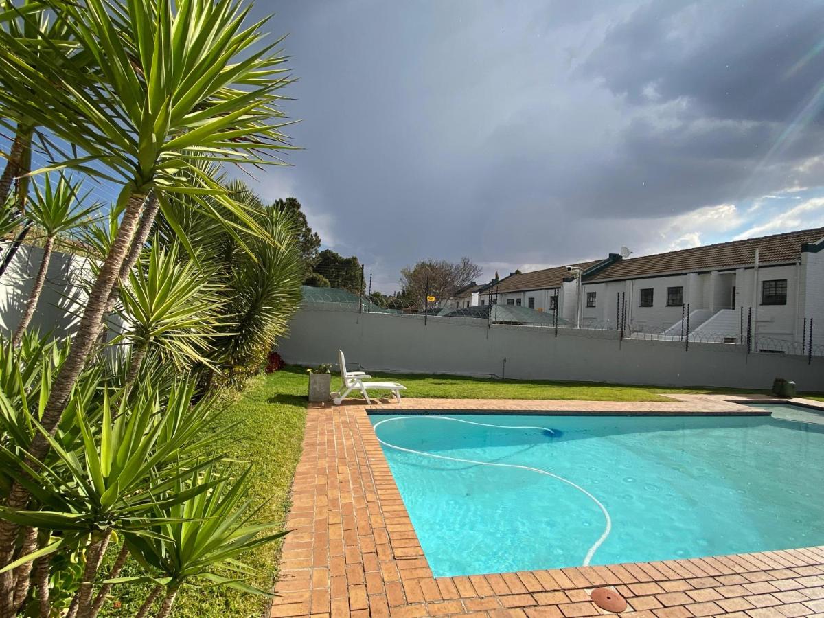 Luxury Garden Retreat 2B Sandton - Bed and Breakfast Sandton
