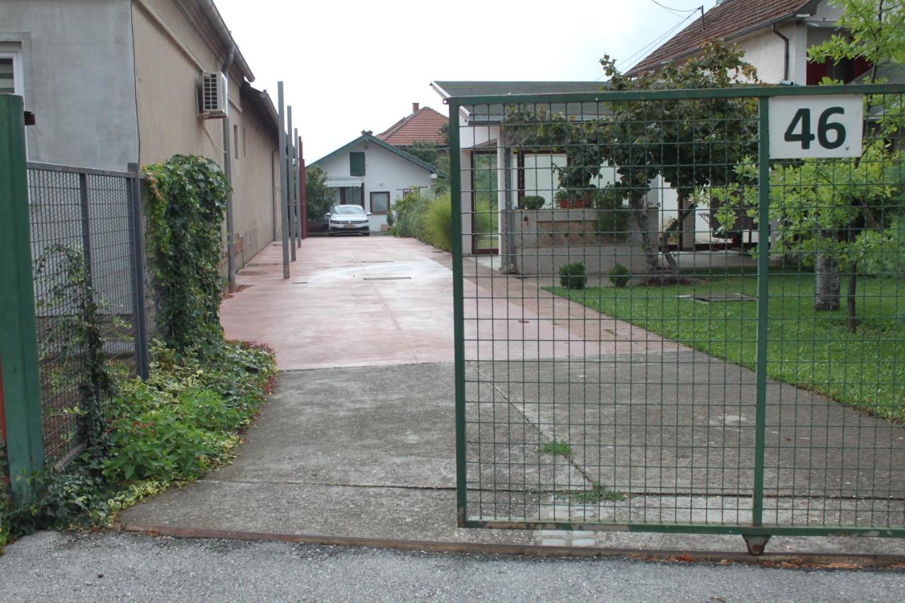 Boulevard Garden House - Free and save parking in the locked yard - B&B Ćuprija