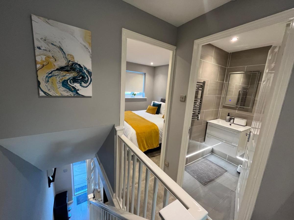 Spacious 2-Bedroom House with Garden Sleeps 5 - B&B