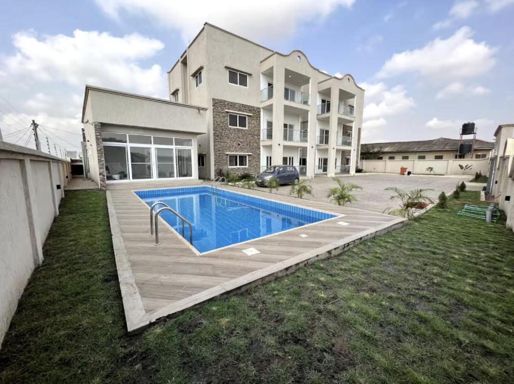 Cozy 2 Bedroom with a pool & gym, centrally placed - Bed and Breakfast Accra