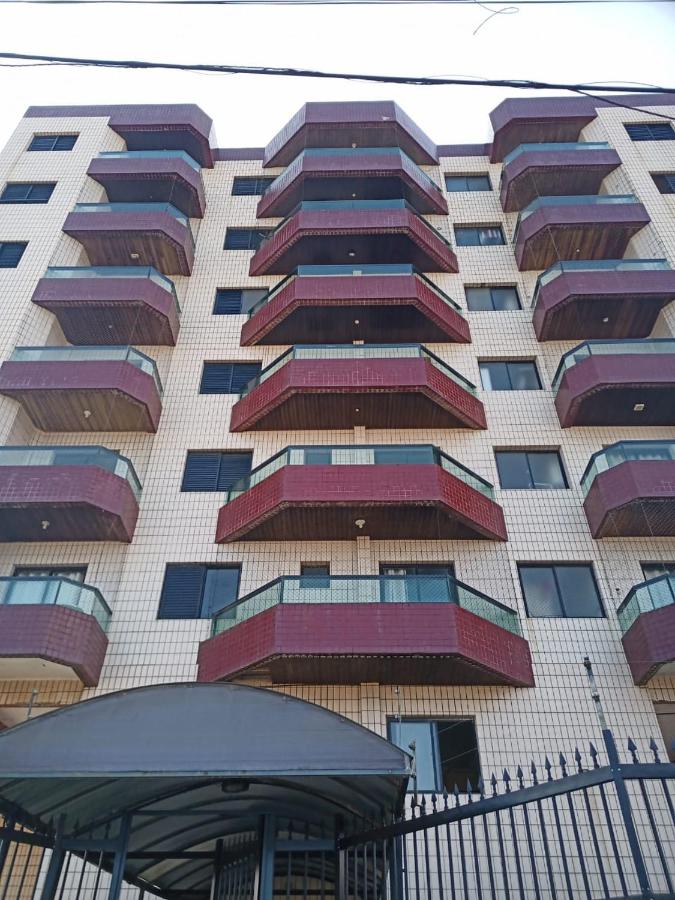 Apartamento pé na areia com sacada e garagem 2 banheiros - B&B Mongaguá