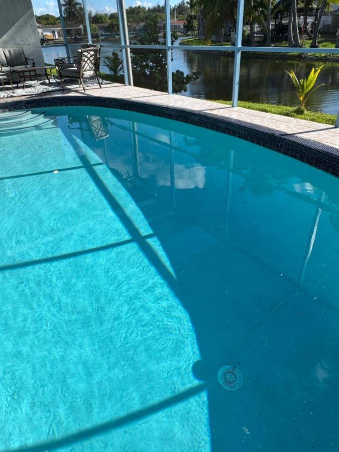 4bdrm Waterfront salt water Pool home with Outdoor theater Game Rm Make up vanities in every room Perfect for Game days and concerts trips to Miami Hard rock stadium and hotel 15 mins away - Chambres d'hôtes Miramar
