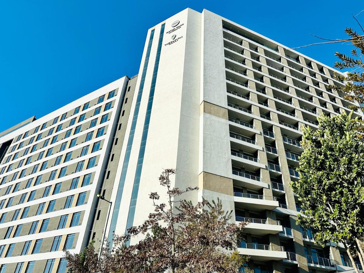 Menlyn Maine Residences - Paris king sized bed - B&B Pretoria