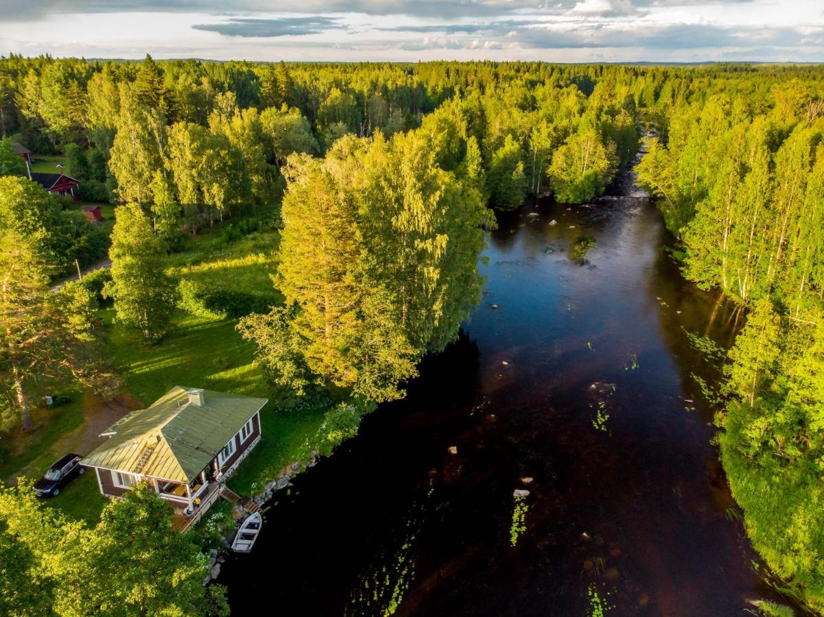 Riverfront Retreat Willa Lohi with sauna, rapids & wild nature - B&B