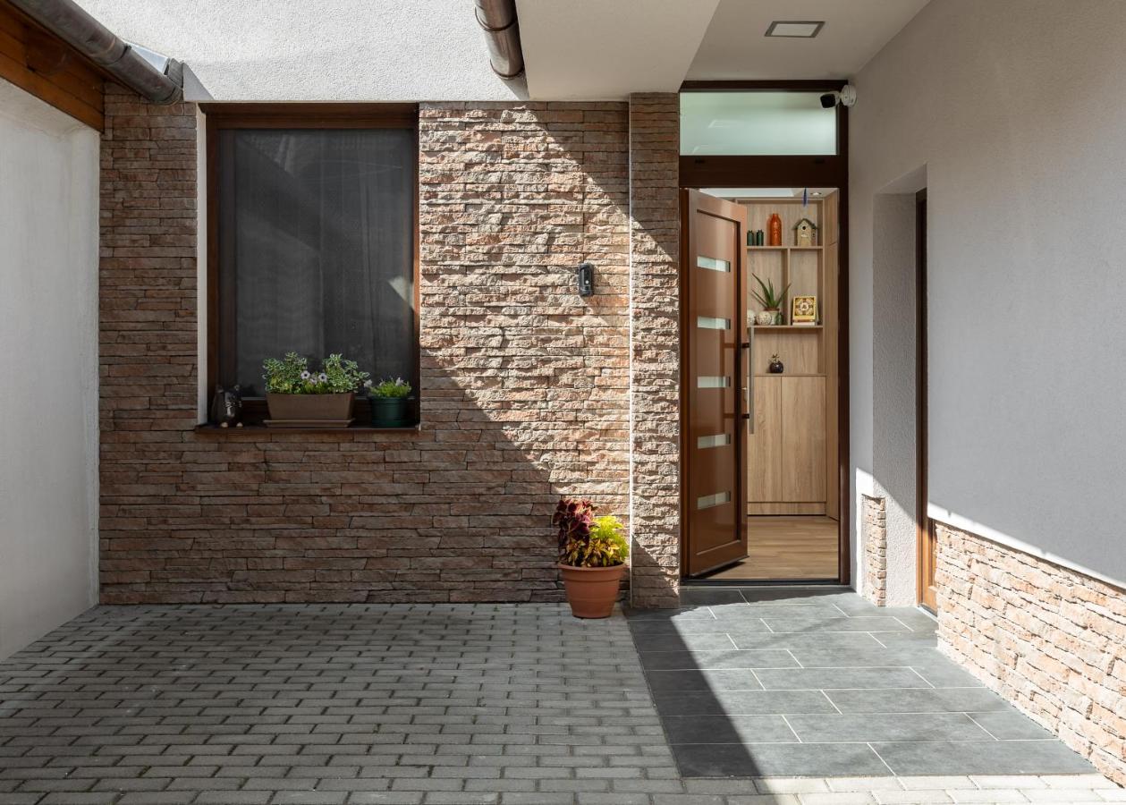 Dolce Apartmanház - Bed and Breakfast Eger