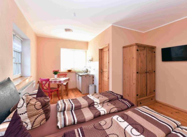 One-Bedroom Apartment with Shower