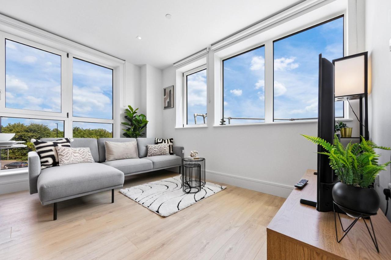 Elegant 2 Bedroom Apartment by Homestyles Hosts - Short Lets Serviced Accommodation Wimbledon - Free Parking - B&B New Milton