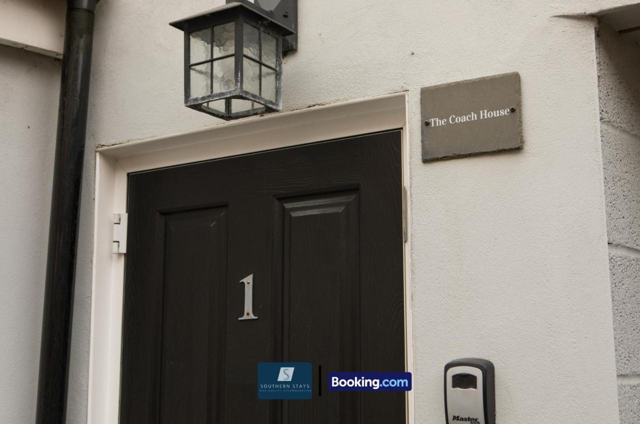 2 Bed House By Southern Stays Short Lets & Serviced Accommodation Bournemouth With Free Parking, 1km From The Beach - Bed and Breakfast Bournemouth