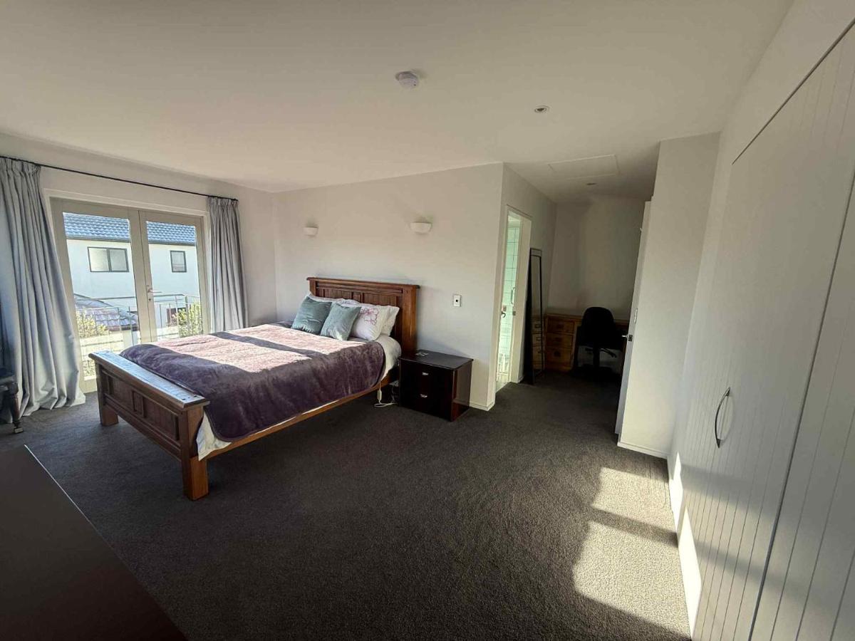 Zimmer mit Queensize-Bett und Balkon
