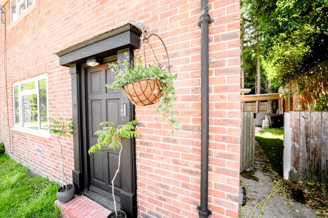 Historic Cliveden Stud - Garden Cottage sleeps 6 - With Hot Tub, Parking, in Taplow - next to Cliveden National Park - B&B Maidenhead