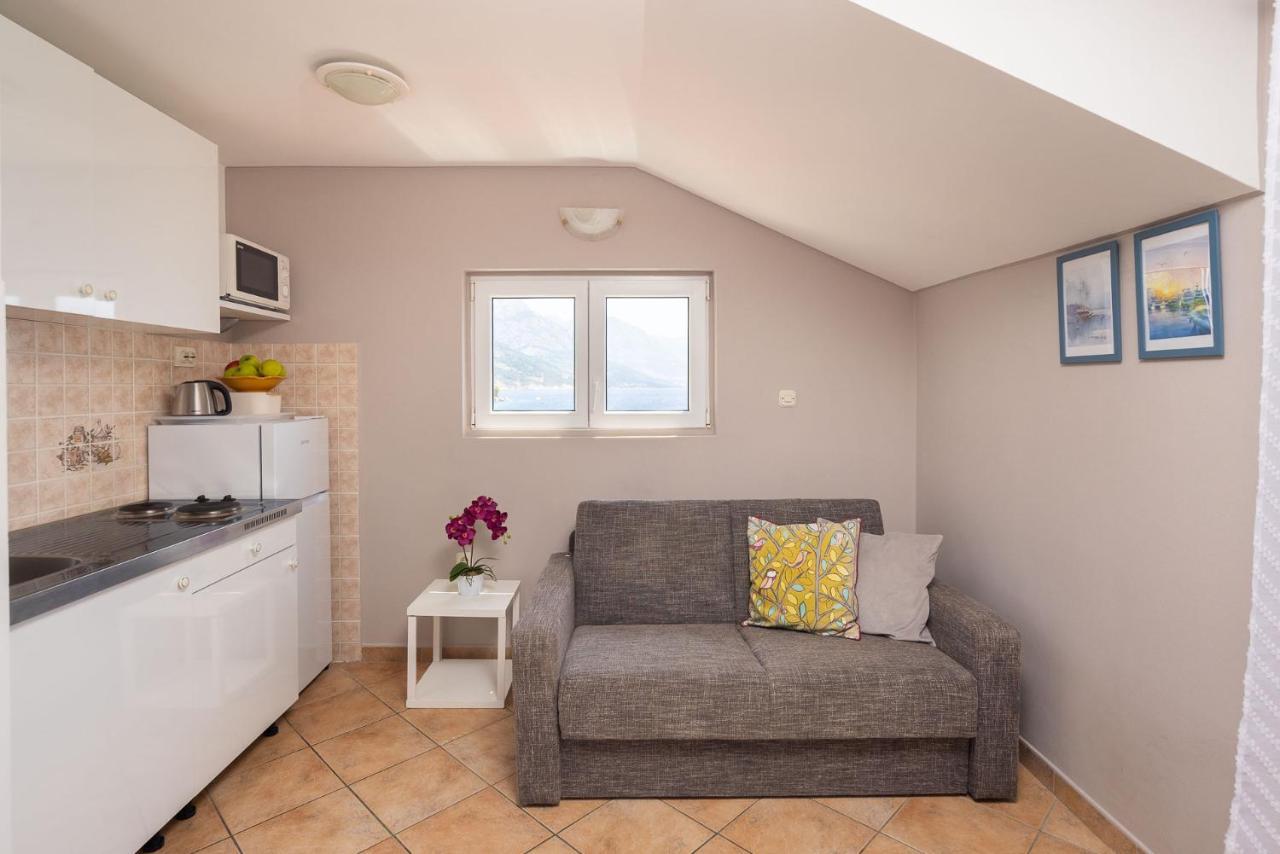 One-Bedroom Apartment with Sea View and Balcony