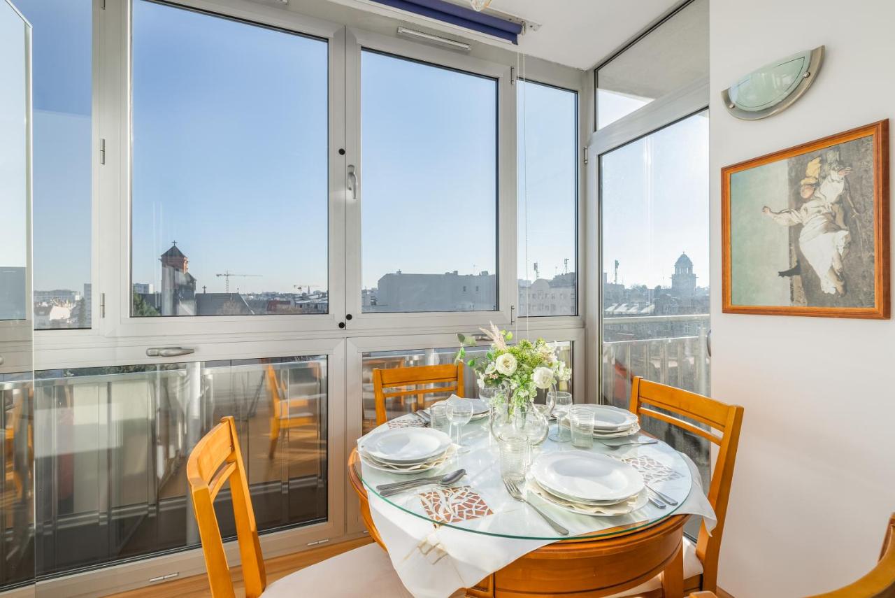 One Bedroom Apartment with Balcony in Poznan by Noclegi Renters - Chambres d'hôtes Poznan