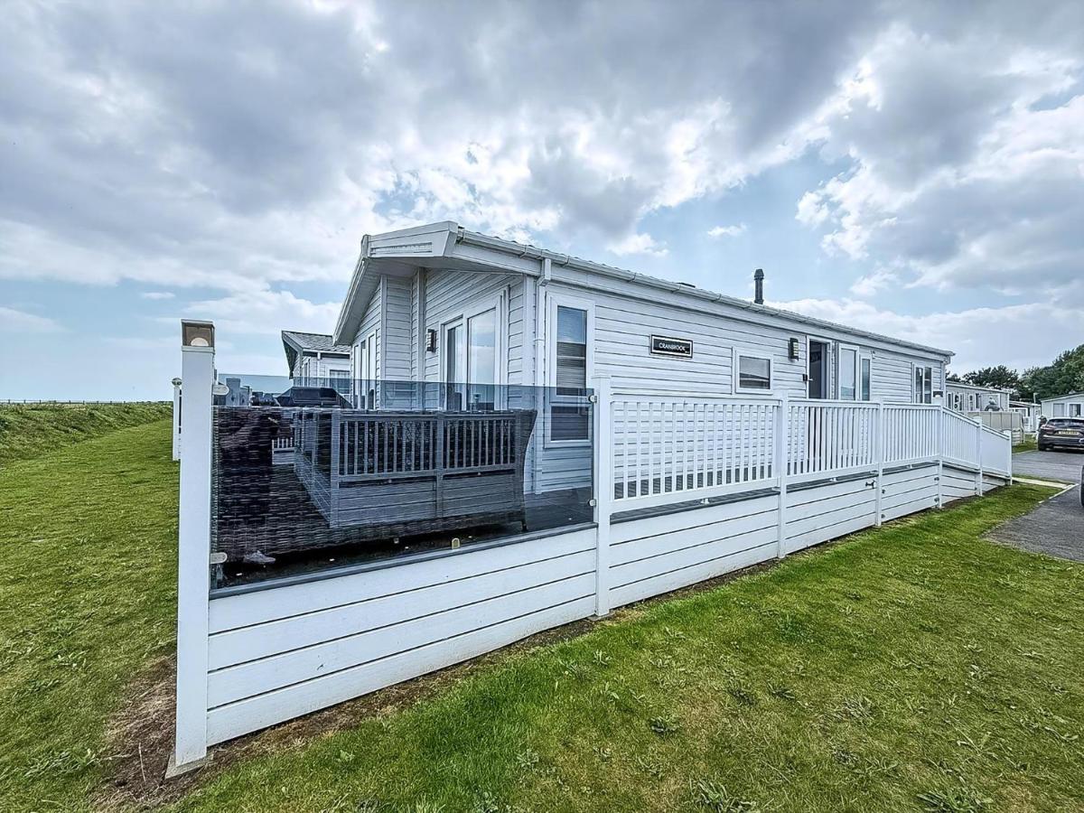 Stunning Lodge With Full Sea Views And Decking At Broadland Sands Ref 20076Cf - B&B