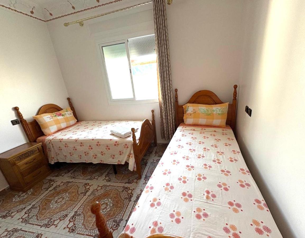 Tweepersoonskamer met 2 Aparte Bedden en Gedeelde Badkamer