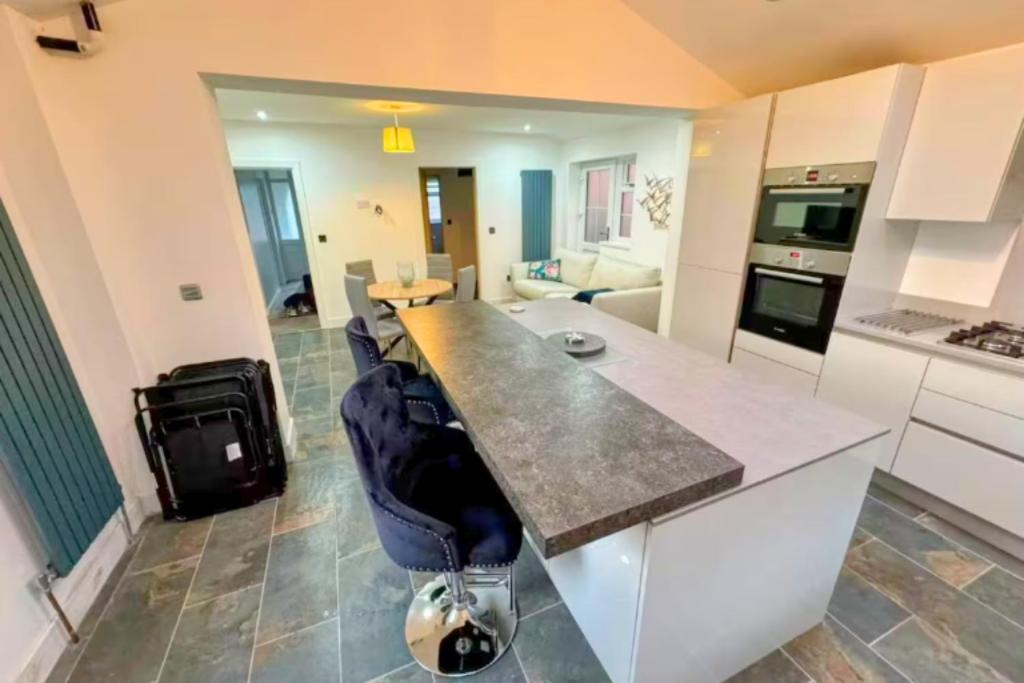 Woodcote House, 4 large bedrooms, close to WV1, JLR, M54 - B&B