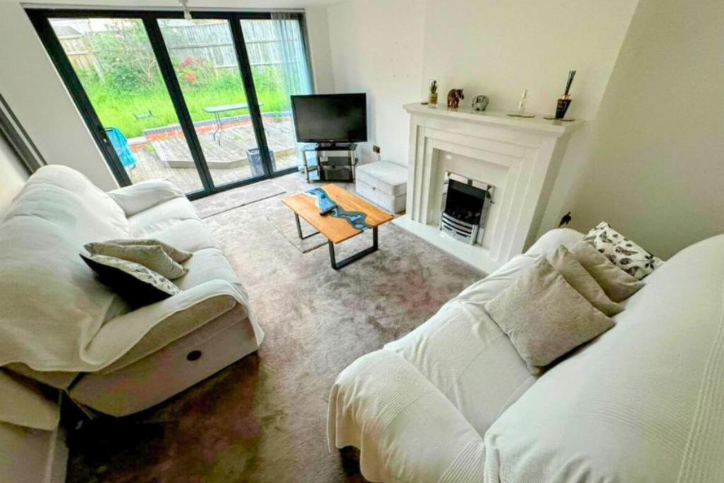 Woodcote House, 4 large bedrooms, close to WV1, JLR, M54 - B&B Bilston