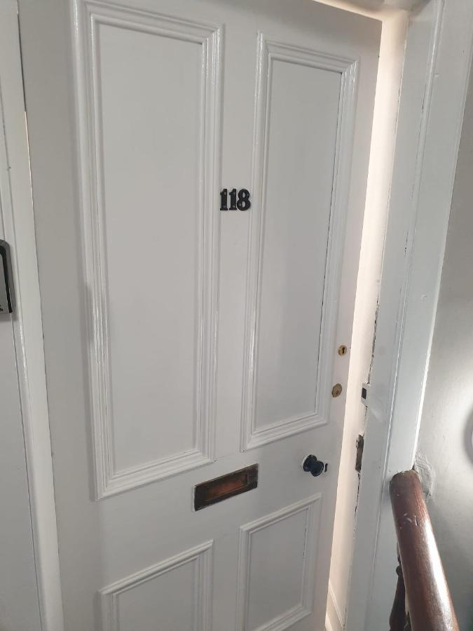 Modern 2-Bedroom Flat Near Park & River - B&B
