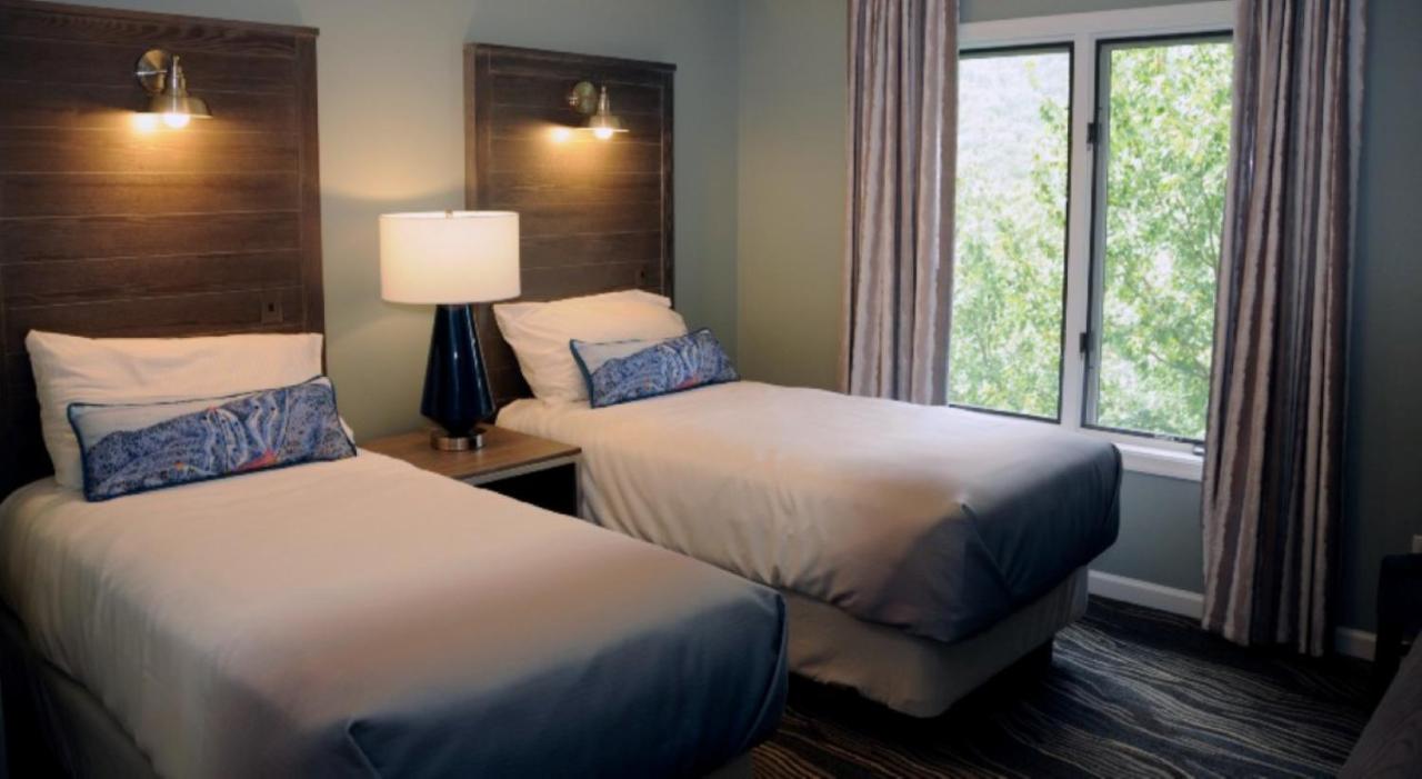 Summit Two Bedroom View Premium Condo with Jacuzzi - Full Kitchen