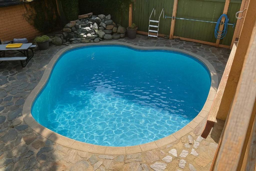 Charming Main Suite 2BR w Pool & BBQ "Melrose Place" - Chambres d’hôtes Victoria