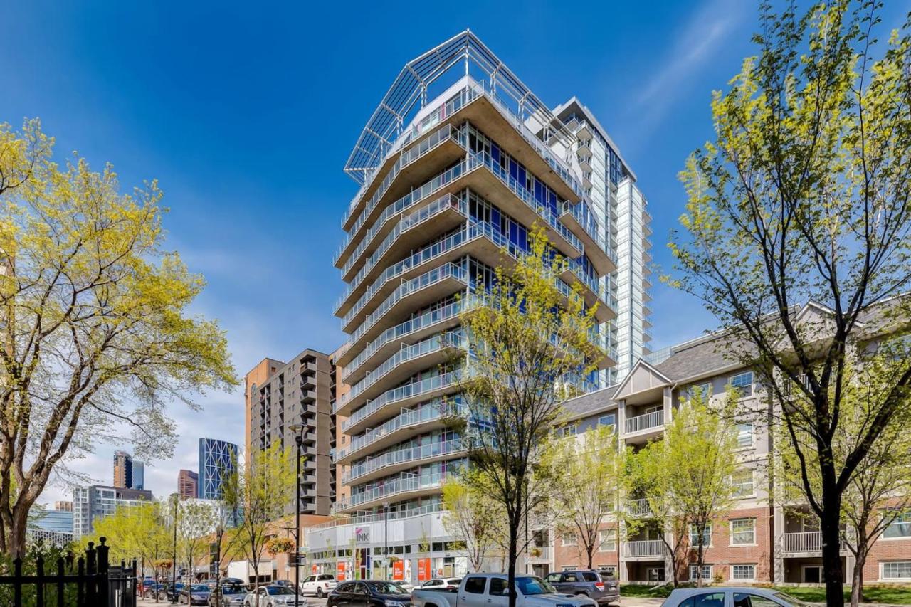 Modern 1BR plus Den Condo for 4 guests Great Views and Balcony - B&B Calgary